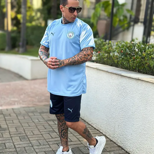 Conjunto de treino azul claro do Manchester City