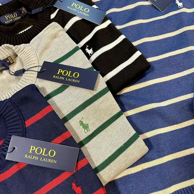 Camisetas multimarcas coloridas dobradas na loja BarraCost