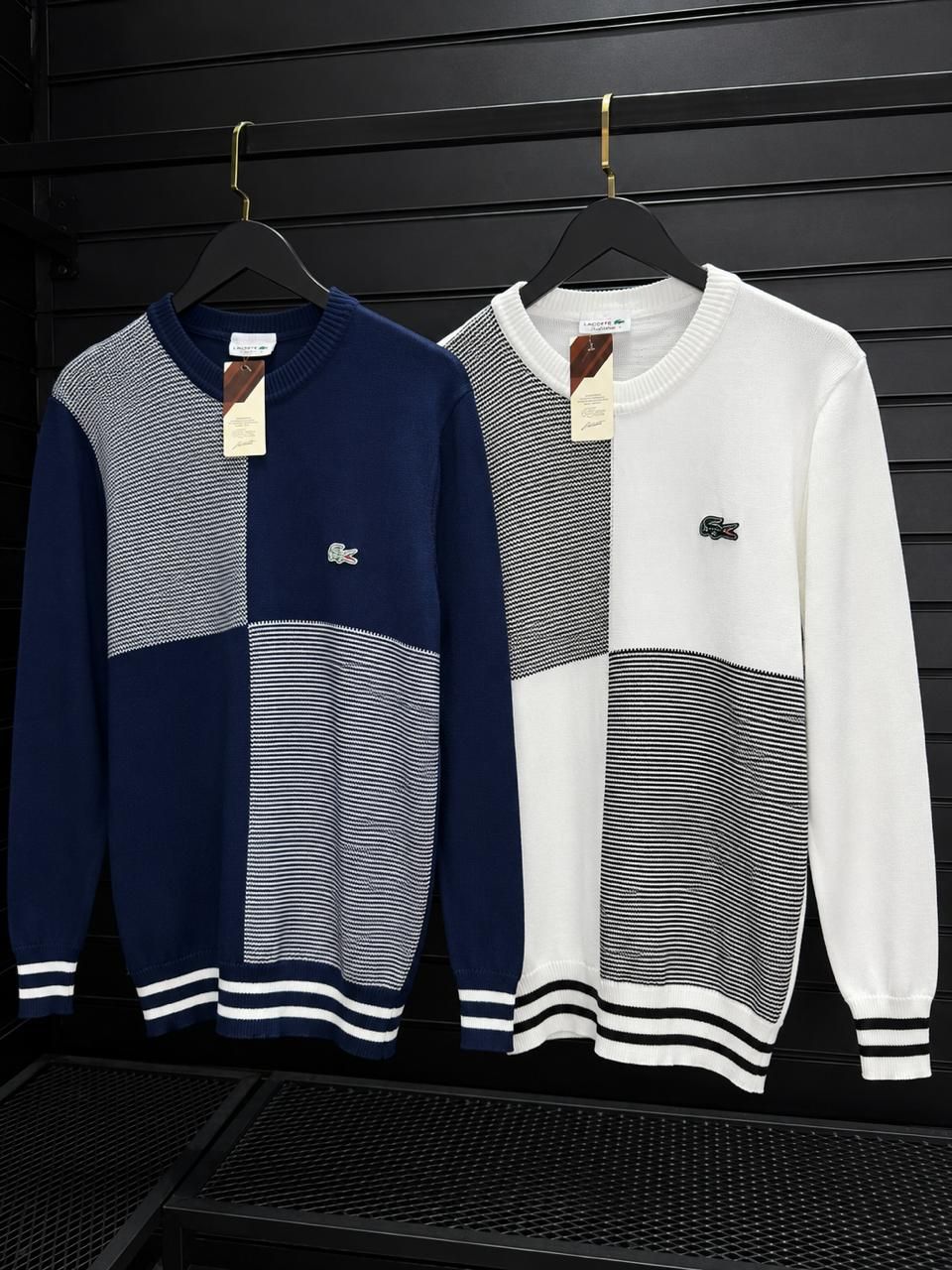 Suéters de tricô azul marinho e branco