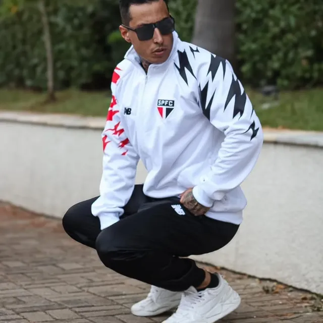 Agasalho branco do São Paulo com calça preta